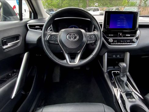 Used 2025 Toyota Corolla Cross XLE FWD image 6