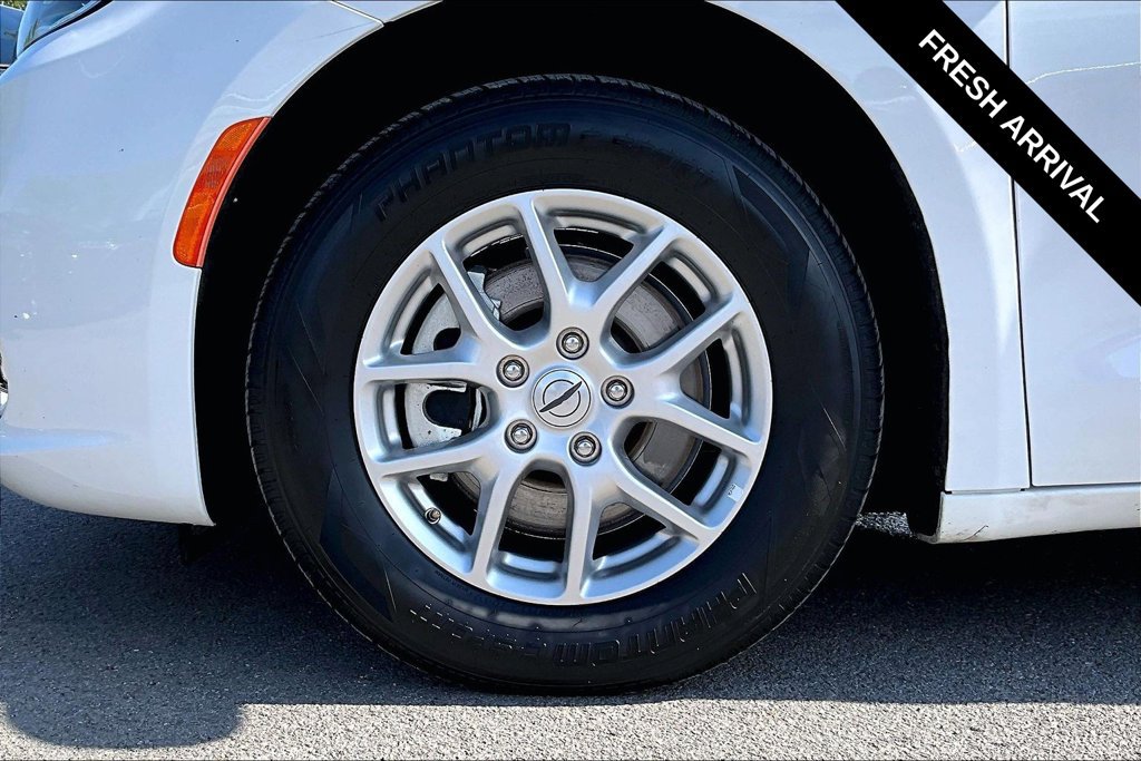 Used 2025 Chrysler Pacifica Select FWD image 32