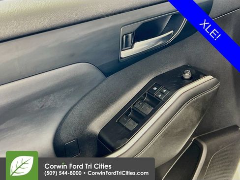 Used 2022 Toyota Highlander XLE AWD/4WD image 12