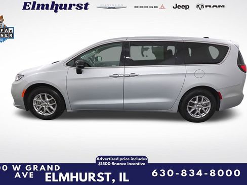 Used 2024 Chrysler Pacifica Touring-L image 2