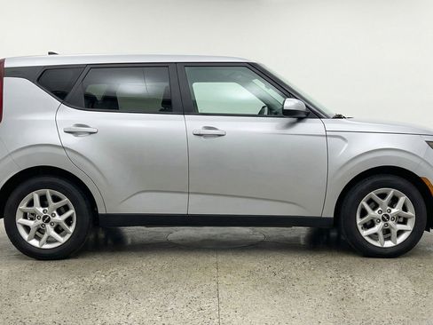 Used 2025 Kia Soul LX w/ LX Technology Package FWD image 11