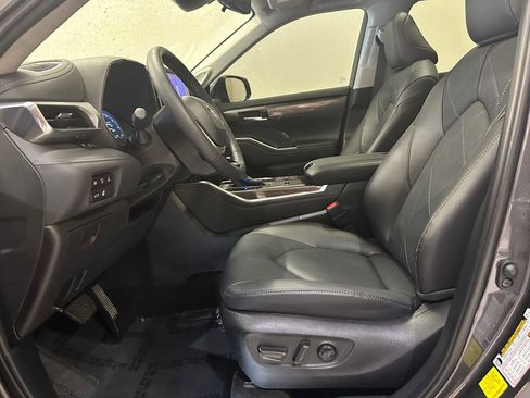Certified 2025 Toyota Highlander Platinum image 22