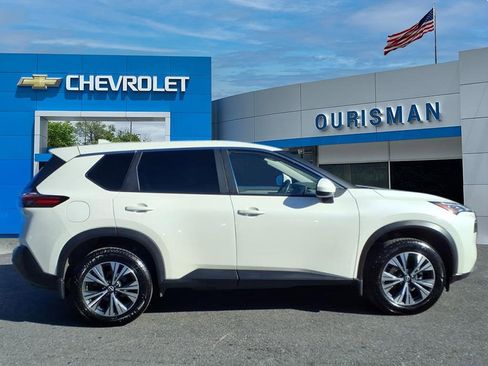 Used 2023 Nissan Rogue SV image 2