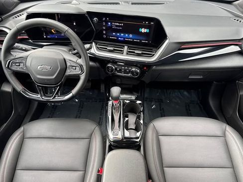Used 2025 Chevrolet Trax RS w/ Sunroof Package FWD image 15