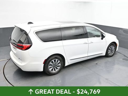 Used 2023 Chrysler Pacifica Limited FWD image 38