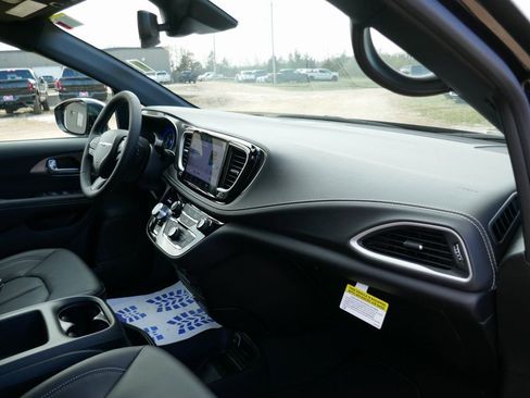 New 2026 Chrysler Pacifica Select w/ S Appearance Package image 11