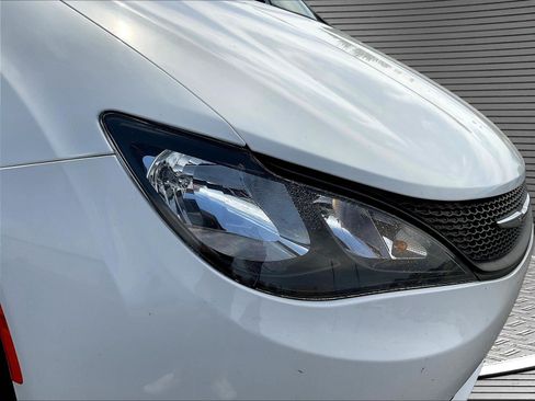 Used 2022 Chrysler Voyager LX FWD image 24