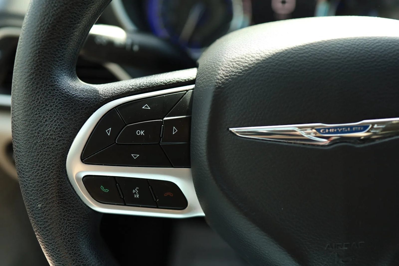 Used 2020 Chrysler Pacifica Touring w/ Advanced Safetytec Group FWD image 19