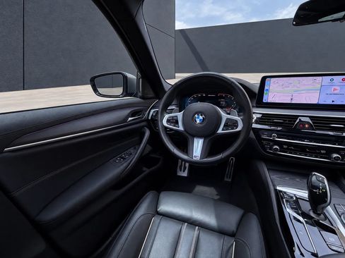Used 2022 BMW M550i xDrive AWD/4WD image 14