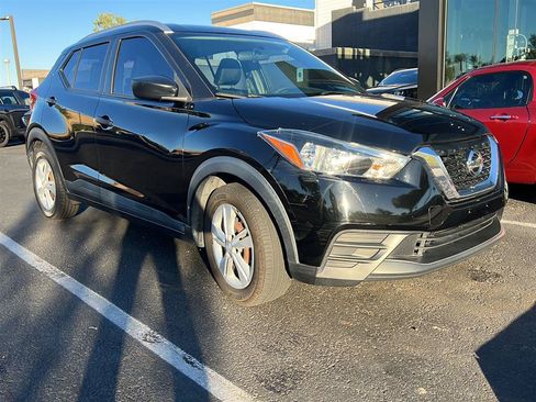 Used 2018 Nissan Kicks S FWD image 2