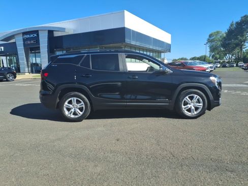 Used 2022 GMC Terrain SLE w/ Driver Convenience Package FWD image 2