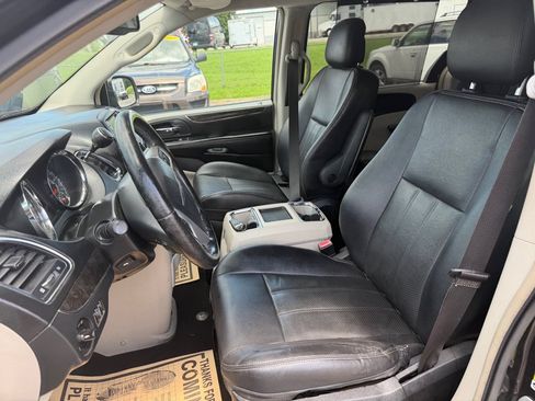 Used 2014 Chrysler Town & Country Touring-L w/ Driver Convenience Group FWD image 11