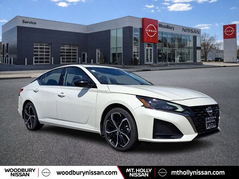 Certified 2023 Nissan Altima 2.5 SR w/ SR Premium Package FWD image 1