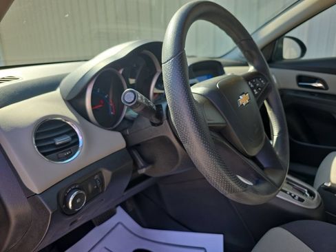 Used 2014 Chevrolet Cruze LS FWD image 14
