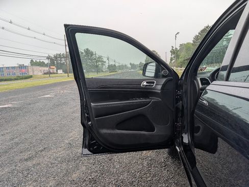 Used 2019 Jeep Grand Cherokee Altitude AWD/4WD image 10