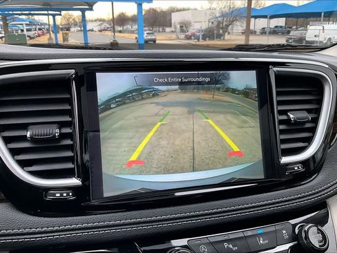 Used 2023 Chrysler Pacifica Limited image 27
