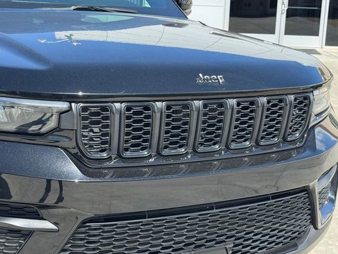 Used 2024 Jeep Grand Cherokee Altitude AWD/4WD image 7