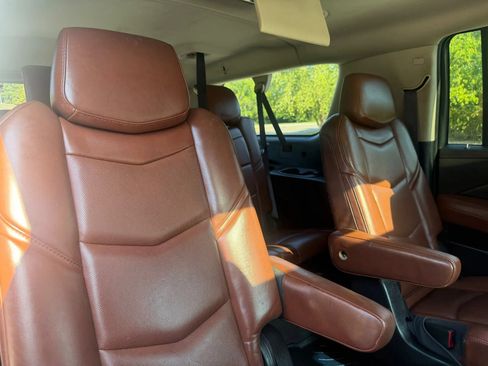 Used 2016 Cadillac Escalade ESV Luxury AWD/4WD image 9