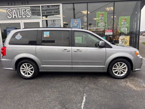 Used 2016 Dodge Grand Caravan SXT image 5