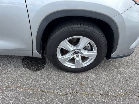 Used 2021 Toyota Highlander LE FWD image 12