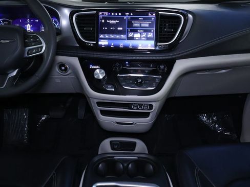 Used 2023 Chrysler Pacifica Touring-L image 18