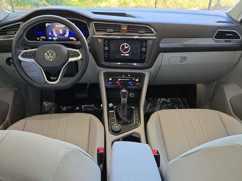Used 2023 Volkswagen Tiguan SE w/ Panoramic Sunroof Package image 16