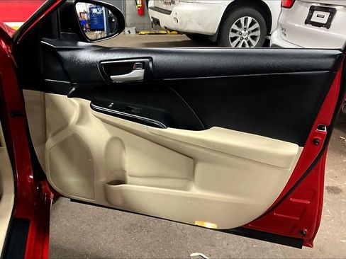 Used 2013 Toyota Camry LE image 19