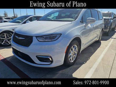Used 2022 Chrysler Pacifica Touring-L image 2