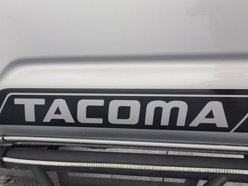 Used 2018 Toyota Tacoma TRD Sport image 10