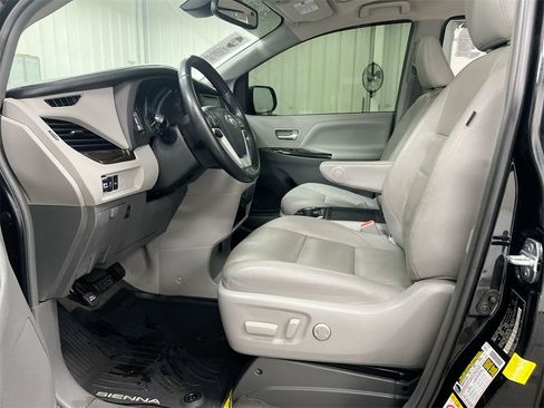Used 2018 Toyota Sienna XLE w/ XLE Navigation Package image 20