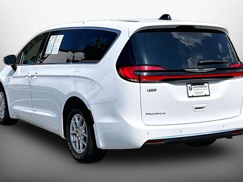 Used 2024 Chrysler Pacifica Touring-L FWD image 6