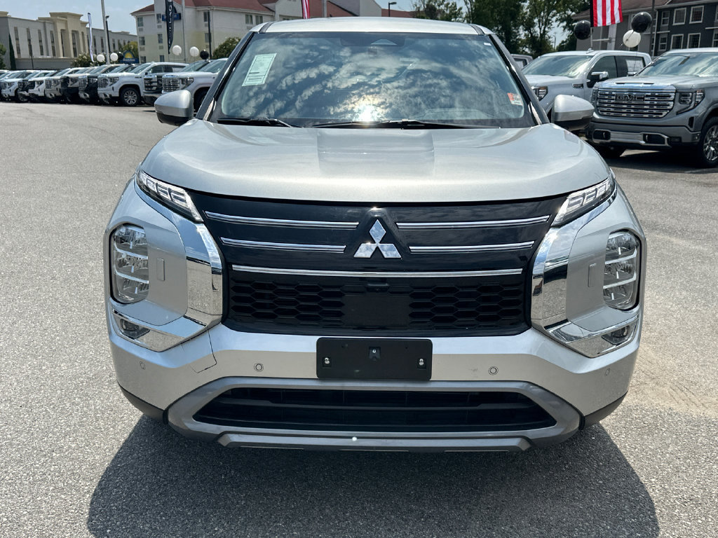 Used 2025 Mitsubishi Outlander SE AWD/4WD image 2