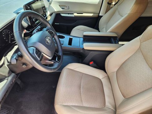 Used 2021 Toyota Sienna Limited FWD image 12