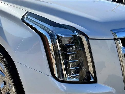 Used 2019 Cadillac Escalade Luxury AWD/4WD image 31