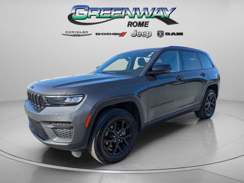 Used 2025 Jeep Grand Cherokee Altitude image 4