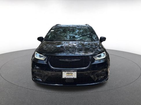 Used 2025 Chrysler Pacifica Limited FWD image 2