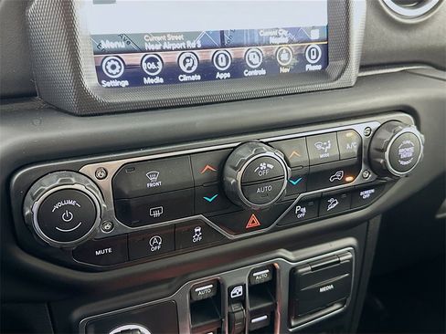 Used 2018 Jeep Wrangler Unlimited Sahara image 16