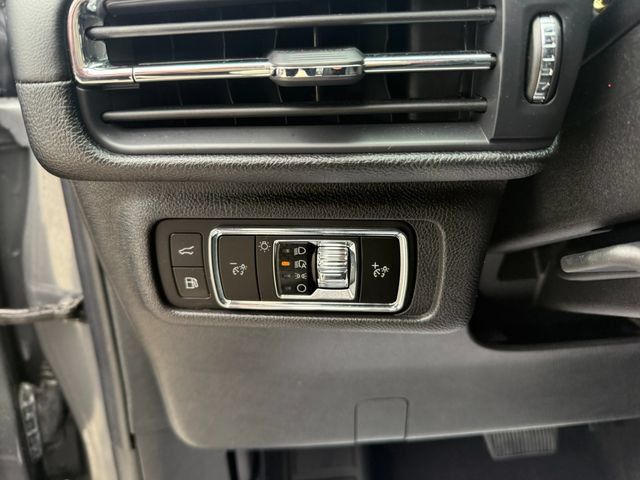 Used 2024 Lincoln Corsair Grand Touring w/ Rear Removable Package Tray AWD/4WD image 18
