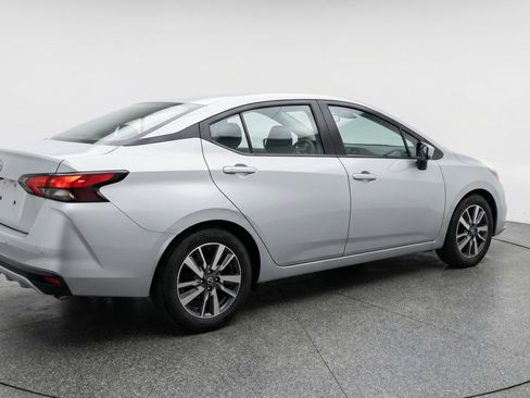 Used 2025 Nissan Versa SV image 9
