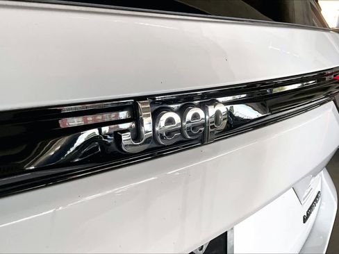 Used 2023 Jeep Grand Cherokee Limited image 30