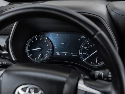 Used 2021 Toyota Highlander XLE image 30