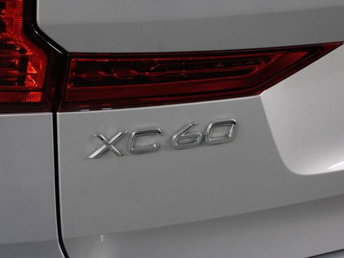 Certified 2023 Volvo XC60 T8 Plus AWD/4WD image 19