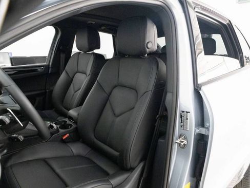 Certified 2026 Porsche Macan AWD/4WD image 5