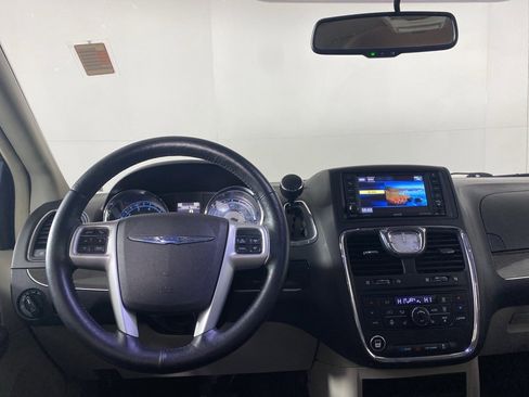 Used 2016 Chrysler Town & Country Touring w/ Driver Convenience Group image 15