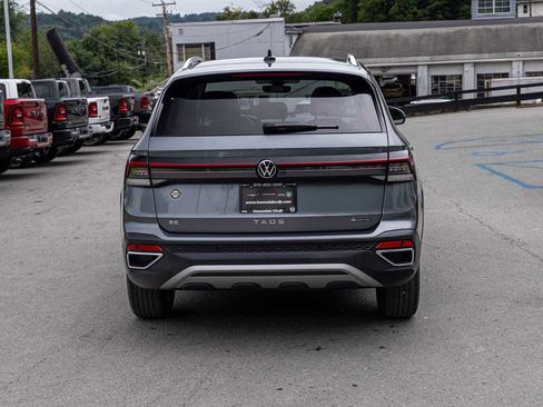 Used 2025 Volkswagen Taos SE AWD/4WD image 5