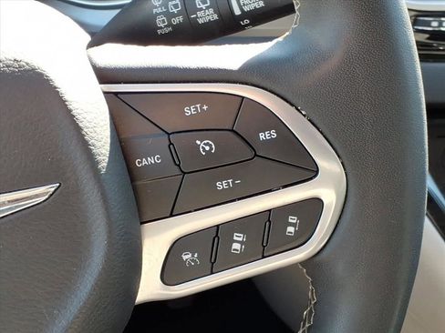 Used 2024 Chrysler Pacifica Touring-L image 13