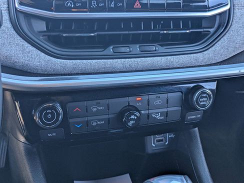 Used 2024 Jeep Compass Latitude image 21