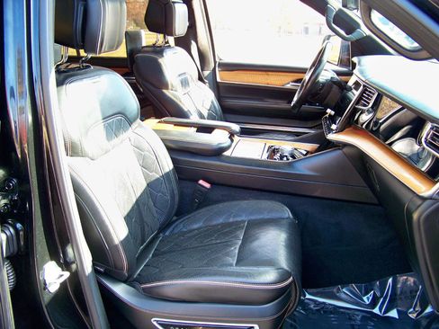 Used 2022 Jeep Grand Wagoneer Series III w/ Rear Seat Video Group 1 AWD/4WD image 14