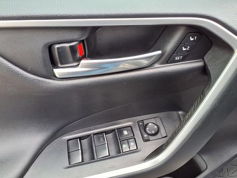 Used 2019 Toyota RAV4 Limited AWD/4WD image 17