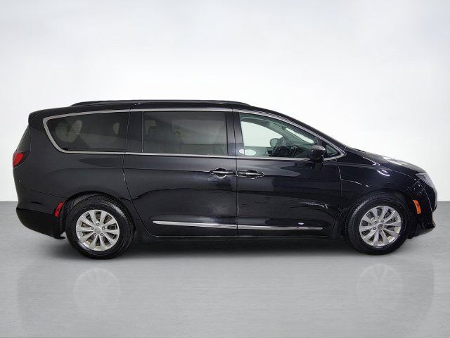 Used 2017 Chrysler Pacifica Touring-L FWD image 2